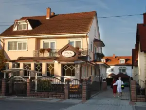 Éva Panzió