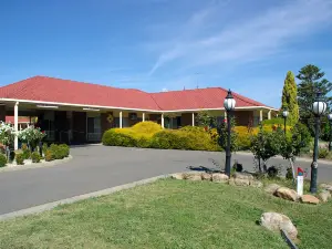 Pines Country Club Motor Inn