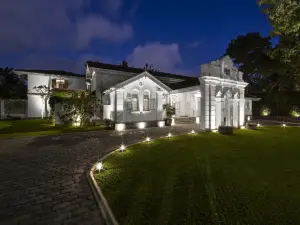 Maniumpathy Hotel