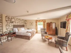 Norfolk Arms Hotel