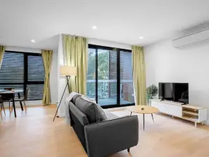 Trendy 2 Bedroom in Ringwood/Eastland with Parking