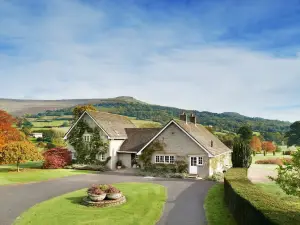 7 Bed Lodge with Mountain Views, Glanusk Estate