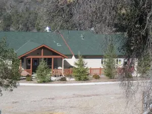 Oakzanita Springs Camping Resort Cabin 2