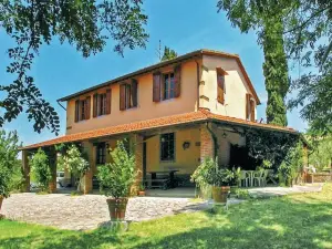 Beautiful Home in Terranuova B,ni Ar with 4 Bedrooms, Wifi and Outdoor Swimming Pool