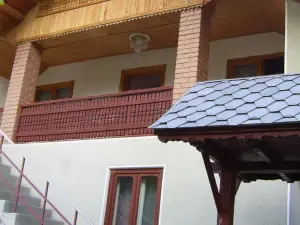 Casa Dintre Lacuri