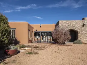 The Sunrise Retreat, 2 Bedrooms, Fireplace, Wifi, Jetted Tub, Sleeps 6