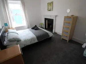 High Street 3 Bedroom House Near Cardiff by Cardiff Holiday Homes