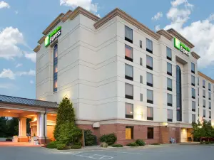 Holiday Inn Express & Suites Bloomington