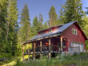 Fish Lake Loft - One Bedroom Cabin with Hot Tub