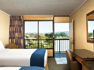 Holiday Inn Express AT蒙特雷灣