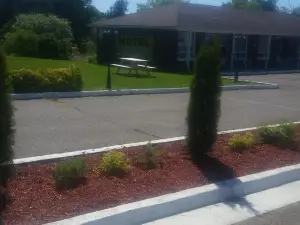 Twin Oaks Motel