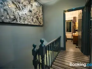 Barnston House - Heswall - Spacious Homely Holiday Home by Rework Accommodation