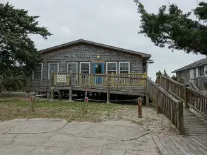Unparalleled Views of Pamlico Sound with Small Beach Access Perfect for Families. 3 Bedroom Home