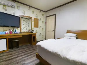Nonsan Hwangje Motel