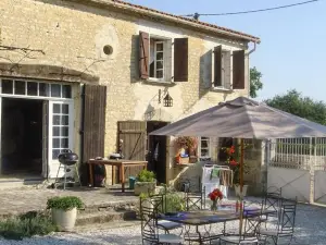 Maison de 4 Chambres Avec Piscine Privee Jardin Clos et Wifi a Montignac Charente