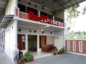 RedDoorz Syariah near Alun Alun Pacitan