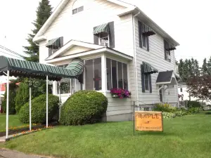 Maple Tourist Home Bed & Breakfast