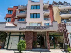 Amon Ra Hotel Family