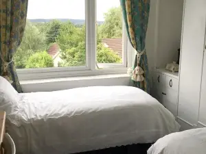 House with 4 Bedrooms in Warminster , with Enclosed Garden and Wifi