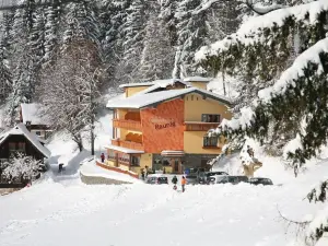 โรงแรม เรสเตอรองต์ เรานิก