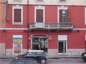 曼特尼亞火車站酒店