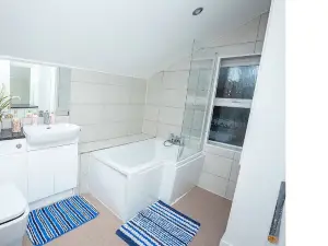 Spacious Home for Groups with Parking