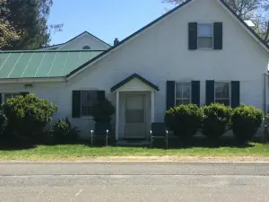 Across the Inn Entire Colonial House with Lovely Porch & Extremely Fast Wi-Fi