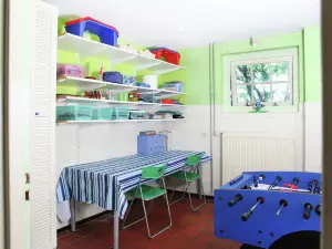 Sprawling Farmhouse in Mill with Fenced Garden