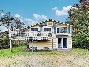 Ocean-View Sunrise - Steps to Beach 2 Bedroom Cottage