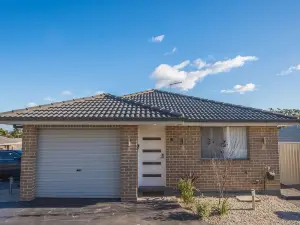 Peaceful 2Kingbed Rootyhill Townhouse Near Station