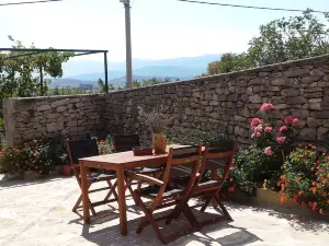 Elegant Holiday Home in Cetina Dalmatia With Garden