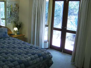 Eleebana Guest House