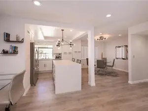 Private Room in Beautiful Modern Calabasas Townhouse