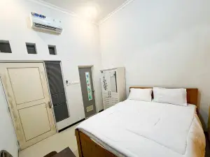 Oma Kost 3 Probolinggo Mitra RedDoorz