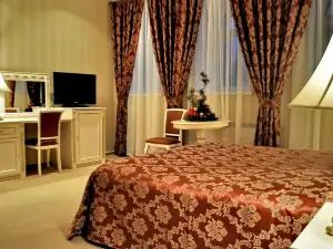 Dynastya Hotel