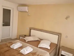 Casa Dintre Munti