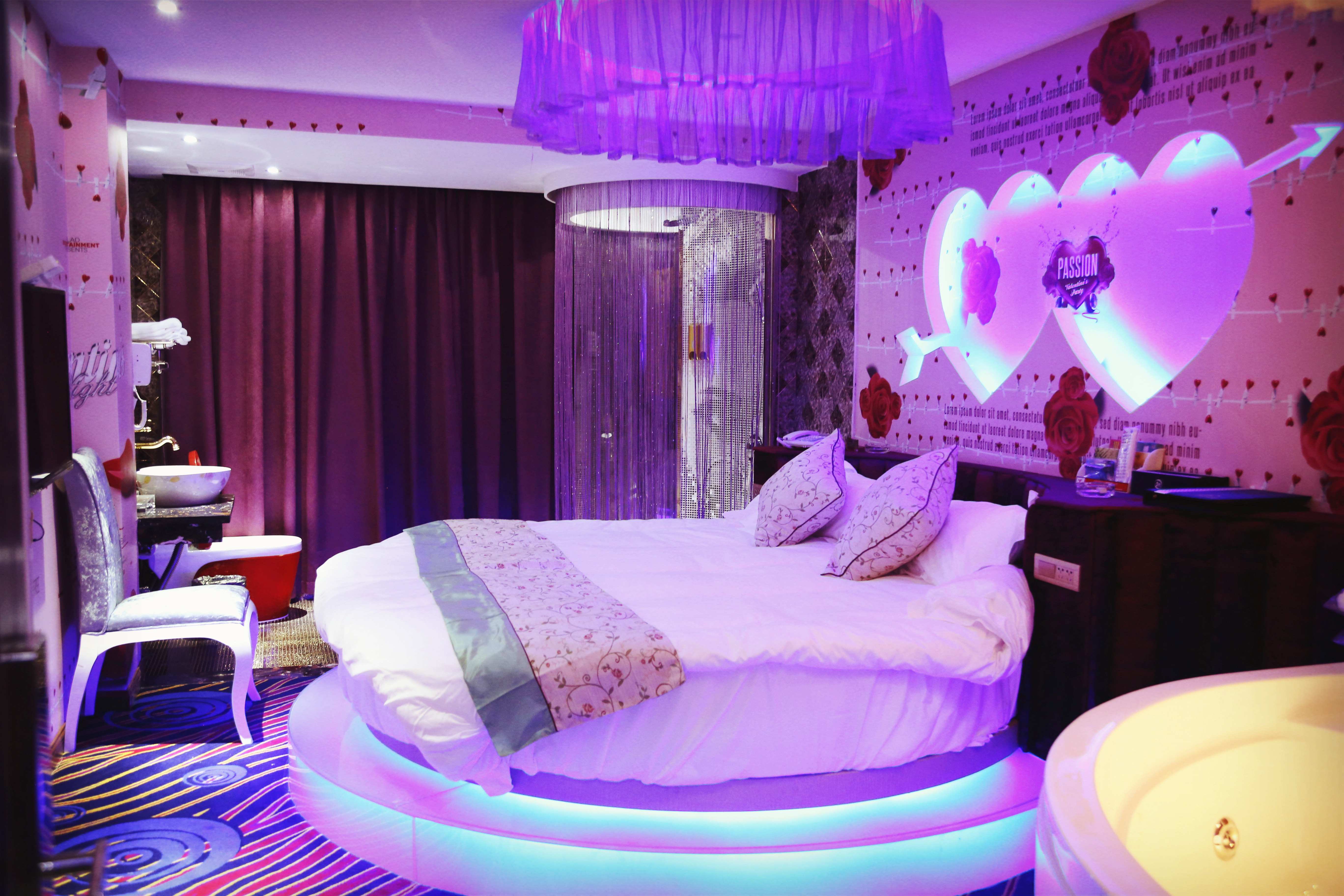 豪华大床,浪漫的水床,个性床单床品,精品喷淋花洒,按摩浴缸,双人浴缸