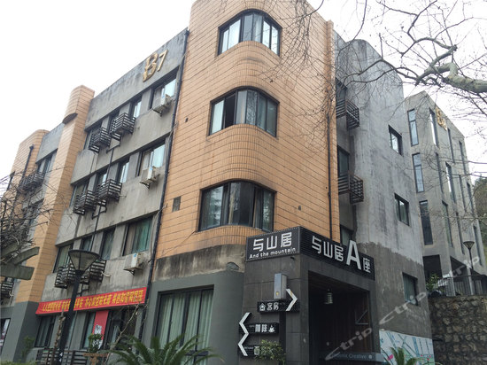 杭州之江文化创意园由西湖区委、区政府,之江国家旅游度假区党工委、管委会共同打造,是杭州市首批命名的十大文化创意产业园之一。每年4月底中国国际动漫节、10月杭州文博会、以及圣诞节是凤凰创意国际最热闹的时期,各种活动密集;暑假则是培训密集期,一些国际化、专业性的平面设计、影视后期特效、漫画、室内设计培训在这里开班。