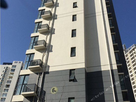 唐岛湾滨海公园,位于青岛市西海岸的黄岛区。是一个围绕唐岛湾两岬而建的大型海岸公园,分为北岸和南岸两个区域,具有海上西湖和青岛西花园的美誉。 唐岛湾碧波荡漾、海鸥翔集,8处观海平台观光栈桥、3处浮码头、近7万平方米的游艇码头、8公里优美的护栏,弥漫了现代海滨的气息;与海为邻的滨海公园东西纵横4.