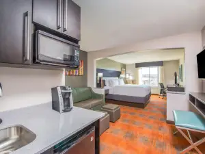Holiday Inn Express & Suites Shawnee-Kansas City West