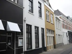 Oekepoek down Town