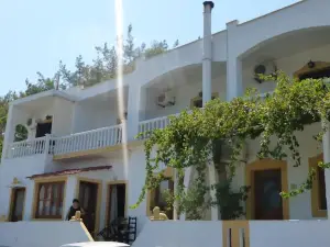 Akrogiali Rooms & Studios