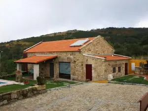 Casa Entre-Palheiros e Casa do Canastro