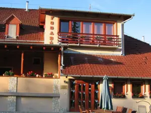 Tavi-feszek Fogado