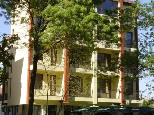 Central Park Family Hotel
