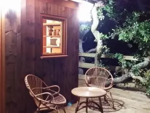Cabane Perchée Dans la Prairie de l'Ancien Moulin