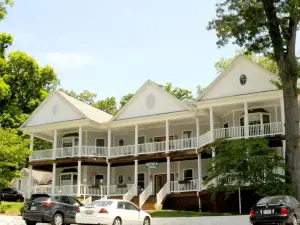 Acorn Hill Lodge and Spa