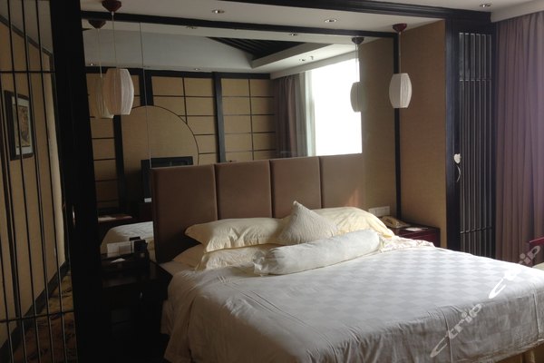 深圳世纪皇廷酒店(贵宾楼)-日式套房(羊年大吉