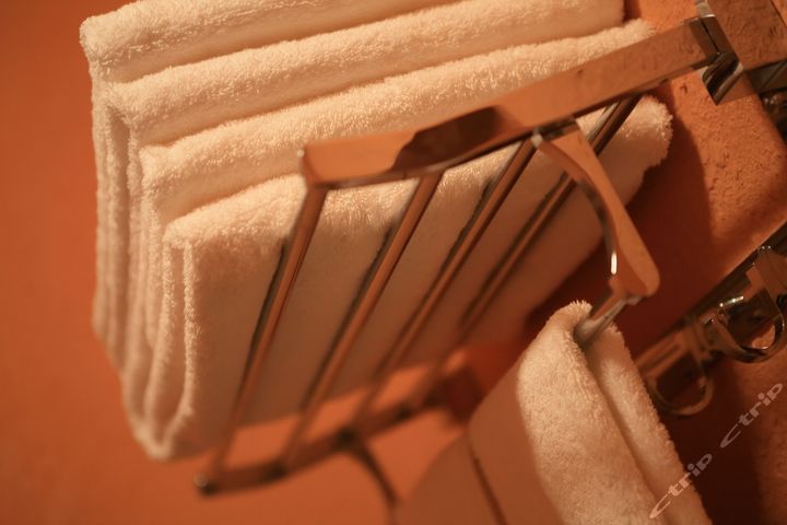 三亚克洛伊蜜月旅馆-豪华大床房(壁炉)团购-原