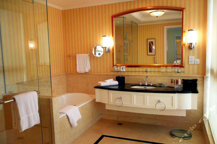 上海世纪皇冠假日酒店-皇冠高级房(携程直营团